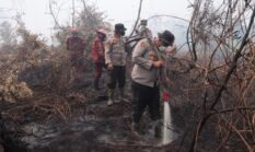Hari ke-11 Penanganan Karhutla Rimbo Panjang: Kapolres Kampar Pimpin 10 Regu Gabungan Kendalikan Api di Lahan Gambut 13 Hektar