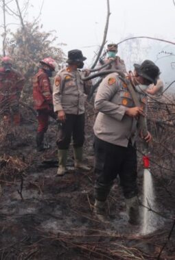 Hari ke-11 Penanganan Karhutla Rimbo Panjang: Kapolres Kampar Pimpin 10 Regu Gabungan Kendalikan Api di Lahan Gambut 13 Hektar