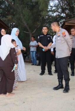 Lewat Patroli Harkamtibmas, Kapolresta Sumenep Sapa Wisatawan Di Pantai Lombang
