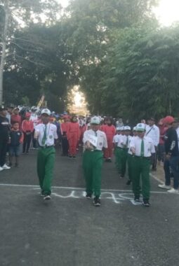 Semarak HUT RI ke-81, Ribuan Siswa SD/MI Meriahkan Gerak Jalan Antar Sekolah di Lenteng
